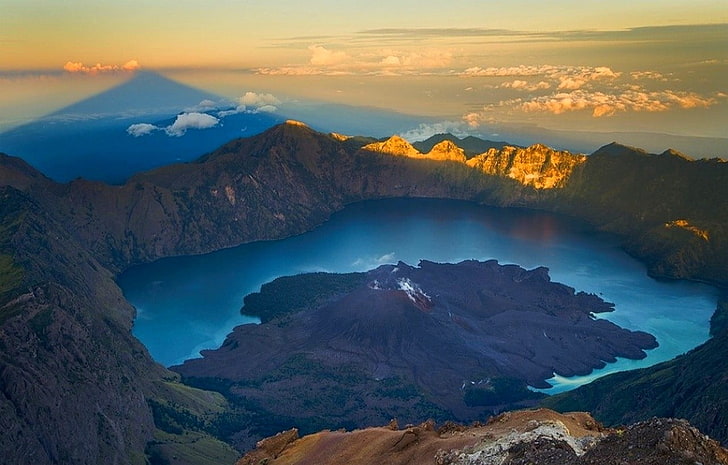 山、湖、火口湖、山、雲、朝、インドネシア、水、自然、風景に囲まれた川、 HDデスクトップの壁紙