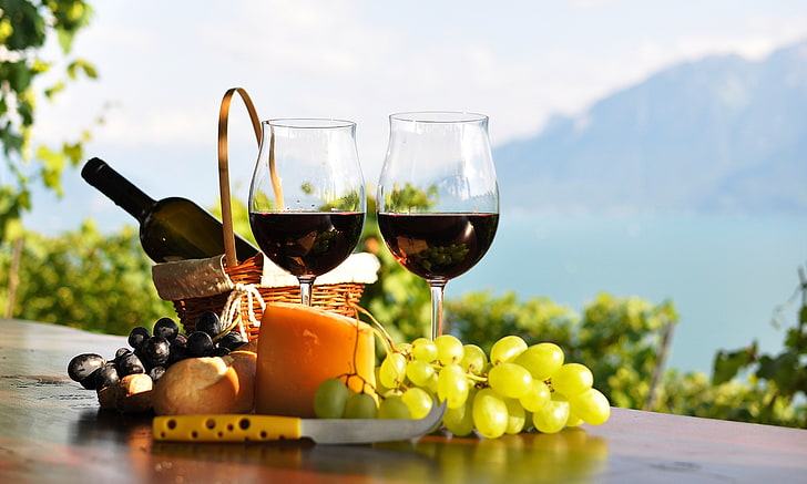 grappe de raisin blanc et deux verres à vin, table, vin, rouge, panier, bouteille, fromage, verres, pain, raisins, les vignobles, Fond d'écran HD