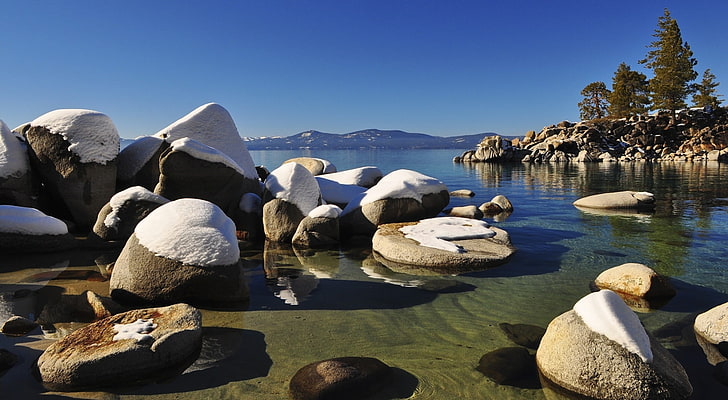 Danau Tahoe Rocks, pohon-pohon hijau, Alam, Danau, Biru, Lansekap, Pohon, Danau, Batuan, Salju, Tahoe, Wallpaper HD
