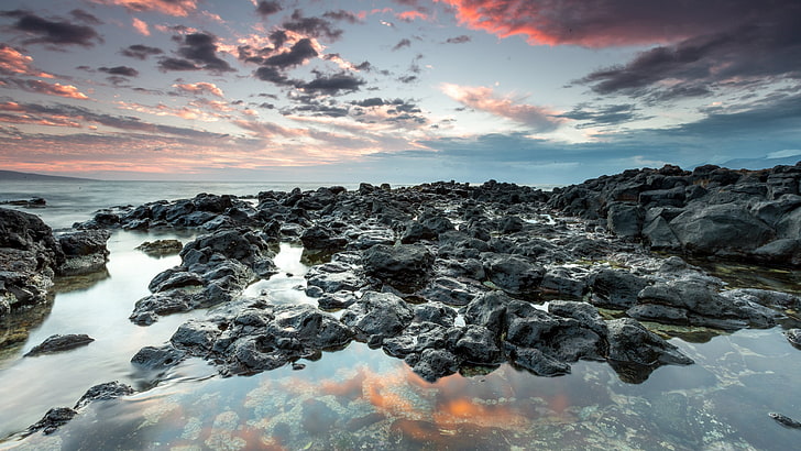 foto de paisagem de rochas rodeadas por corpo de água durante o dia, rochas, água, céu, HD papel de parede