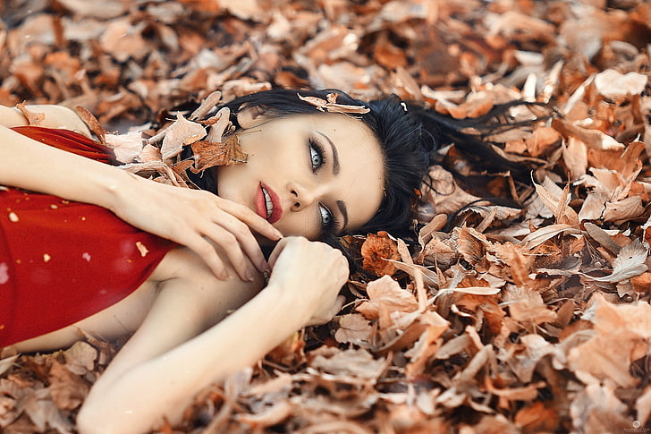 czerwony top damski, bez tytułu, Alessandro Di Cicco, jesień, liście, kobiety, ciemne włosy, czerwona sukienka, długie włosy, leżenie, makijaż, oczy, twarz, kobiety na zewnątrz, otwarte usta, Tapety HD