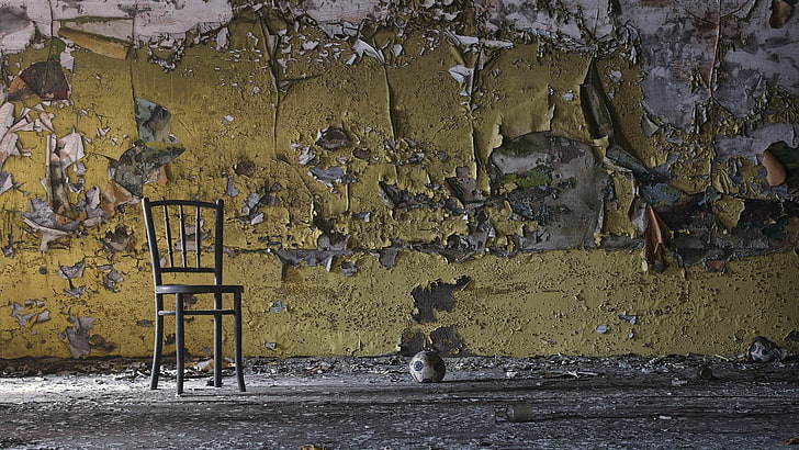 silla gris, abandonada, pared, silla, pelotas, balón de fútbol, ​​ruina, Fondo de pantalla HD