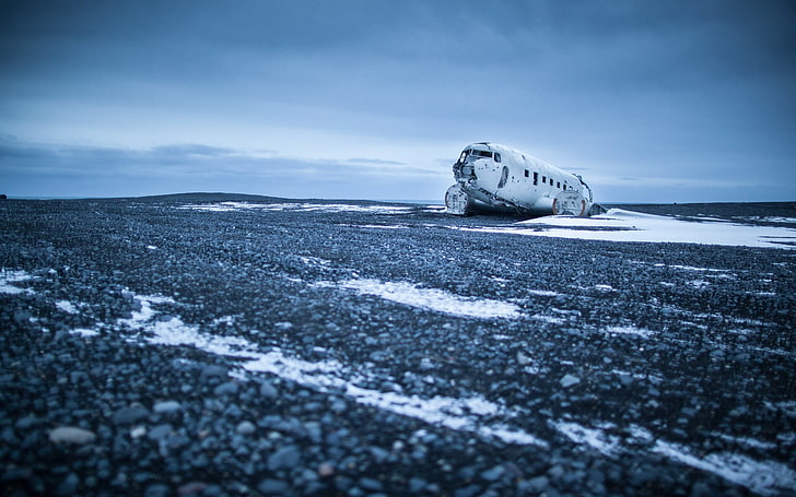 abgestürztes weißes Flugzeug, Landschaft, Wrack, Fahrzeug, Flugzeug, bewölkt, Schnee, aufgegeben, HD-Hintergrundbild