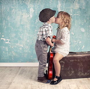 парень, девушка, чемодан, поцелуй, дети, мальчик и девочка, HD обои HD wallpaper