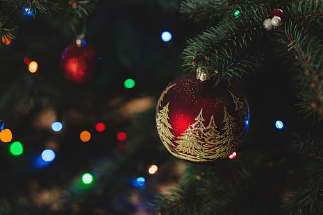 赤と茶色の安物の宝石飾り、クリスマスの飾り、新年、クリスマス、クリスマスツリー、 HDデスクトップの壁紙 HD wallpaper