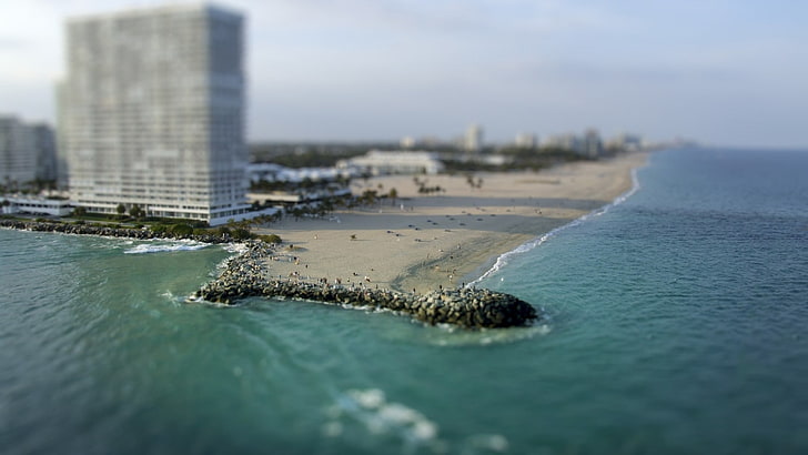 Bâtiment en béton gris, photo panoramique d'une plage de sable gris près d'un immeuble de grande hauteur, plage, tilt shift, Fond d'écran HD