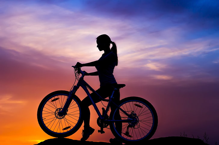 silhuettfoto av kvinna, himlen, flicka, solnedgång, cykel, sport, silhuett, berg, HD tapet