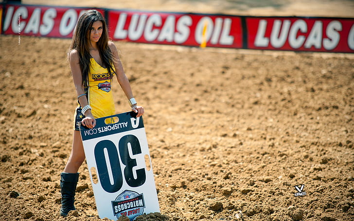 Motocross Promo Girl, mini robe débardeur femme jaune et noir, tenue de bottes noires, fille, motocross, promo, hot babes et filles, Fond d'écran HD