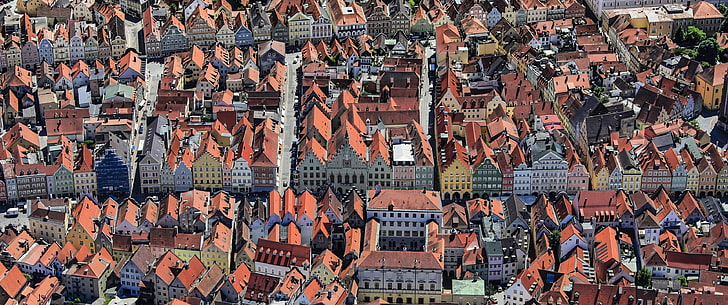 Bedrucktes Hemd mit Rundhalsausschnitt in Braun und Schwarz, Straße, Stadt, Architektur, Luftaufnahme, Dächer, HD-Hintergrundbild