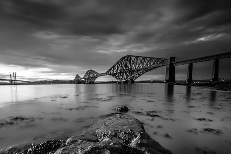 ブルックリン橋、スコットランド、スコットランド、フォース橋、ユネスコ世界遺産、スコットランド、グレースケール、写真、ブルックリン橋、クイーンズフェリー、キヤノン、世界遺産鉄道、エディンバラ、ファイフ、橋-人工構造物、川、建築のグレースケール写真、黒と白、有名な場所、水、 HDデスクトップの壁紙 HD wallpaper
