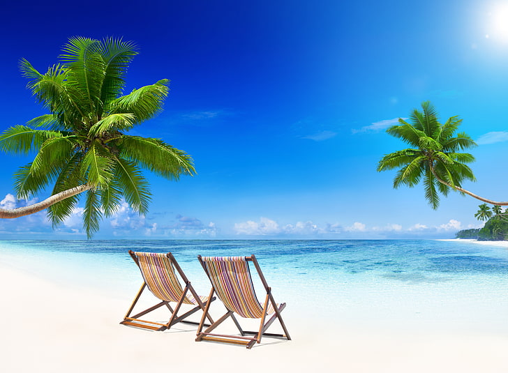 два кафяви дървени шезлонги, пясък, море, плаж, слънце, тропици, палми, океан, бряг, остров, лято, океан, крайбрежие, син, рай, ваканция, тропически, палма, смарагд, HD тапет