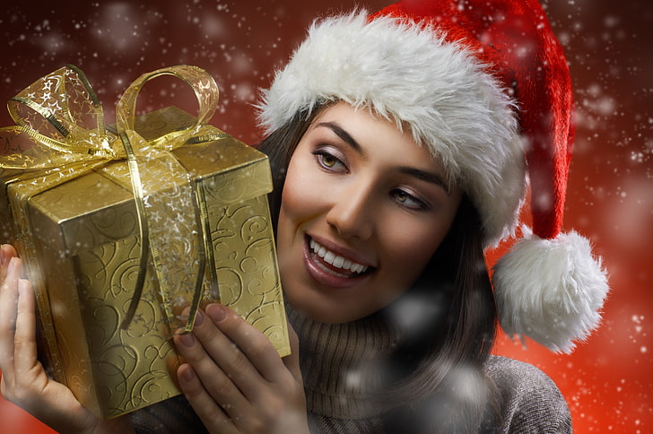 confezione regalo oro, ragazza, neve, sorriso, giorno festivo, scatola, regalo, capelli castani, berretto, maglione, Sfondo HD