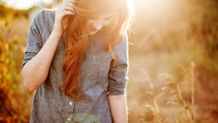 veste en jean gris femme, Danielle, modèle, souriant, bokeh, lumière du soleil, herbe, émotion, femmes, Fond d'écran HD