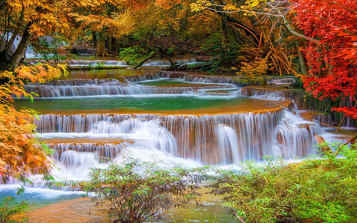 Thailand-Kanchanaburi-Kaskade Wasserfall im Herbst-Bäume mit roten und gelben Blättern im Herbst-Desktop HD Wallpapers für Handys und Computer-3840 × 2400, HD-Hintergrundbild