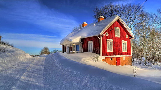 strukturellt skott av rött hus på vitt snöfält, arkitektur, hus, fönster, snö, vinter, väg, träd, moln, natur, Sverige, landskap, solljus, röd, vit, HD tapet HD wallpaper