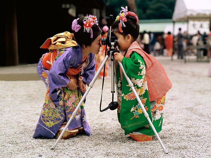 Фоновые изображения женщин, 2 девочки в фиолетовых и зеленых цветочных кимоно;серая и черная подставка для фотоаппарата, дети, фон, картинки, женщины, HD обои