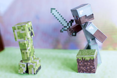 Minecraft Creeper dan karakter dengan tokoh-tokoh kardus pedang berlian, fotografi fokus dangkal tokoh Minecraft hijau dan biru, Minecraft, Wallpaper HD HD wallpaper