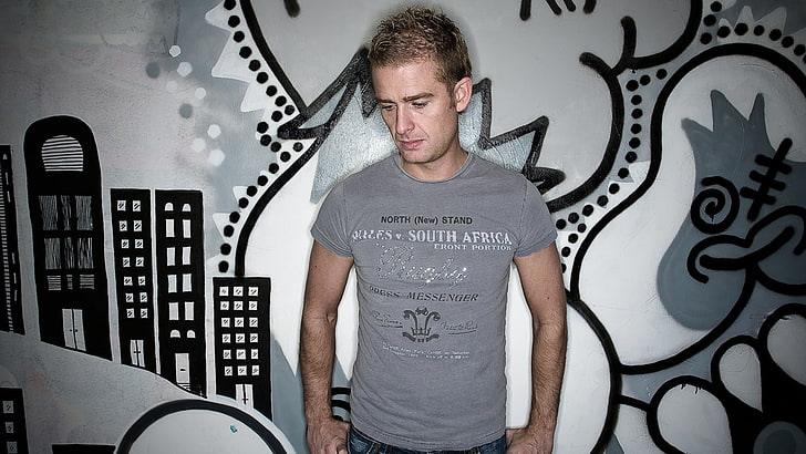 t-shirt grigia da uomo, traghetto corsten, t-shirt, parete, foto, uomo, Sfondo HD