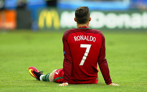 Cristiano Ronaldo Sitting Euro 2016, Cristiano Ronaldo, Esportes, Futebol, 2016, HD papel de parede HD wallpaper