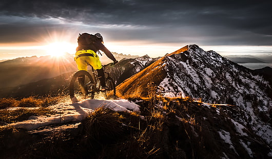 мужские желтые шорты и черный горный велосипед, снег, горы, байк, дороги, экстрим, адреналин, горы, горный велосипед, HD обои HD wallpaper