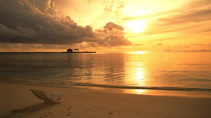 Fotel z tworzywa sztucznego w kolorze białym, morze, piasek, pejzaż nieba, chmury, kolor pomarańczowy, korekta kolorów, Tapety HD