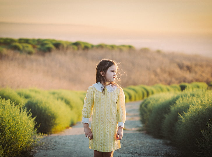 Kind Mädchen in einem gelben Kleid, Im Freien, Natur, Jahrgang, Natur, Mens...