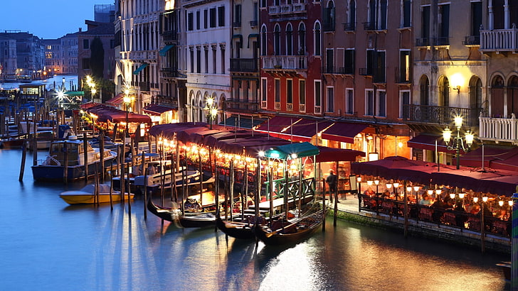 brązowa pływająca restauracja, Włochy, Wenecja, światła, miasto, noc, Tapety HD