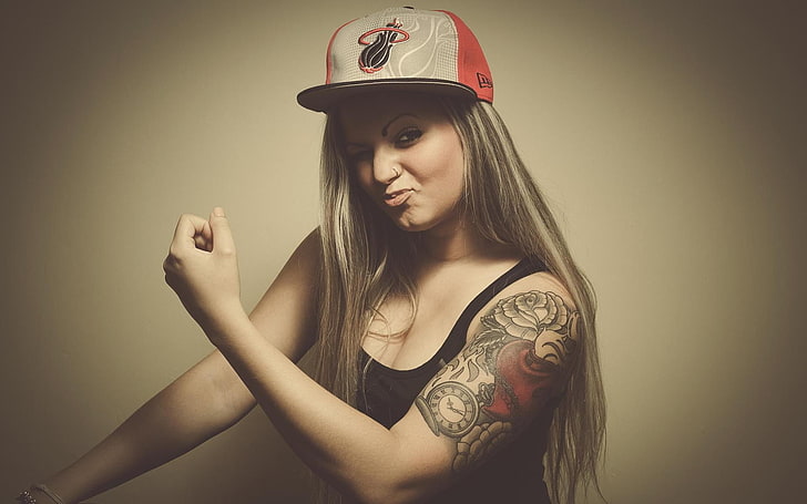 mulher de camiseta preta e boné Miami Heat mostrando tatuagem, loira, piercing, mulheres, cabelos longos, modelo, chapéu, nariz perfurado, HD papel de parede