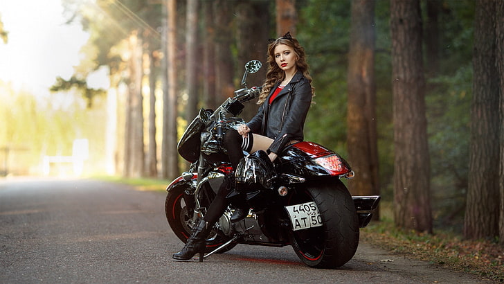 黒と赤のクルーザーバイク、女性、モデル、アウトドア、ブルネット、バイク、ブーツ、太ももの高さ、ニーハイ、遠くを見ている、革のジャケット、座っている、道路、被写界深度、太陽光線、屋外の女性、Alina Panevskaya、 HDデスクトップの壁紙
