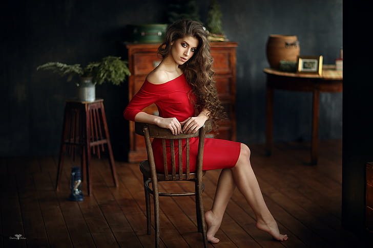 жени, стол, портрет, червена рокля, седнал, Дмитрий Архар, къдрава коса, бос, HD тапет
