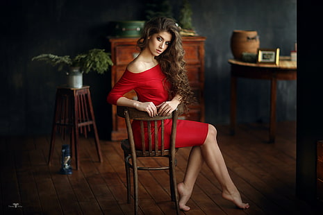 Frauen, Stuhl, Porträt, rotes Kleid, sitzend, Dmitry Arhar, lockiges Haar, barfuß, HD-Hintergrundbild HD wallpaper