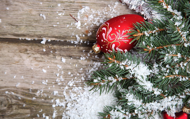 الحلي الحمراء ، رأس السنة الجديدة ، الثلج ، زينة الكريسماس ، الأوراق ، السطح الخشبي، خلفية HD
