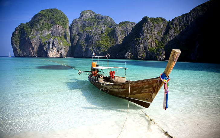 قارب صغير على الشاطئ ، قارب خشبي بني ، قارب ، شاطئ ، عطلة ، صيف ، رمال ، روك، خلفية HD