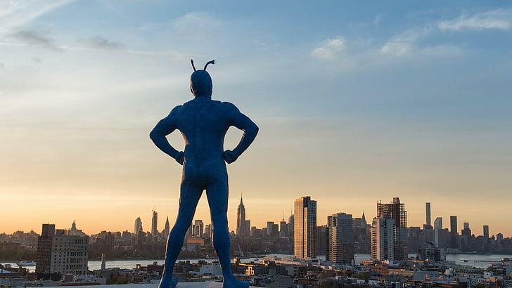 يقف Antman في مبنى شاهق خلال النهار ، The Tick ، ​​بيتر سيرافينوفيتش ، أفضل مسلسل تلفزيوني، خلفية HD