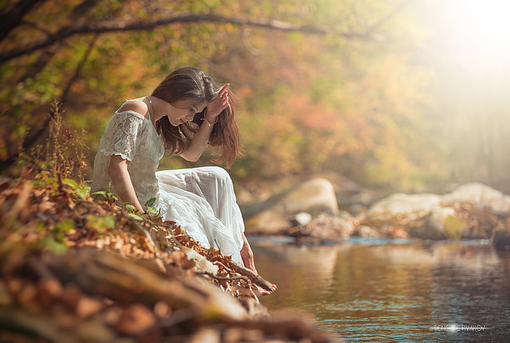 Frauen weißes schulterfreies Kleid, Herbst, Natur, Stimmung, Kleid, braunes Haar, Fluss, sitzend, in weiß, Bokeh, das Wasser, HD-Hintergrundbild