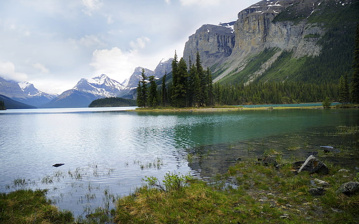 Lago Maligne e ilha do espírito perto de Jasper em Alberta, Canadá, HD papel de parede