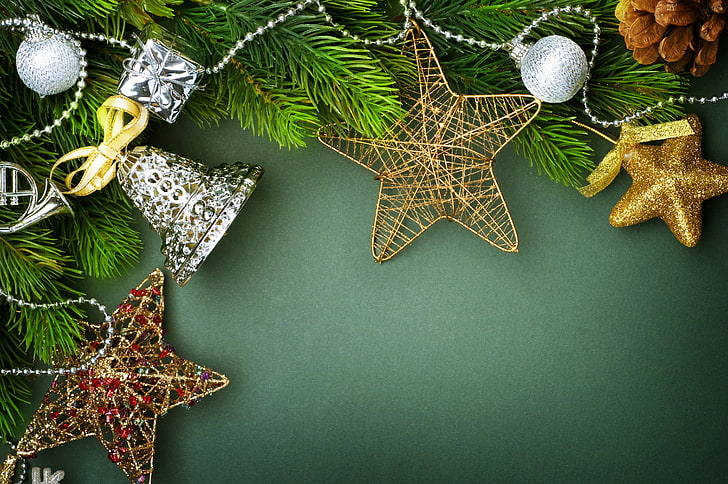 разноцветные рождественские тематические декоры, шары, украшения, ветки, зеленый, фон, праздник, игрушки, Новый год, колокольчик, звезды, HD обои