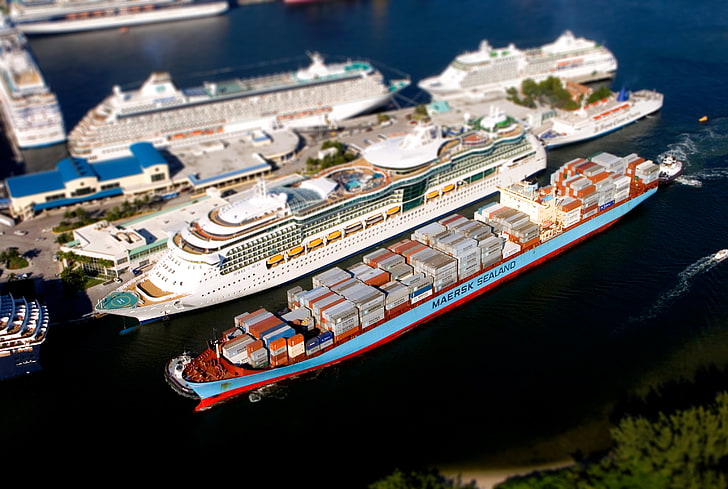 白いクルーズ船、水、海、港、桟橋、船、ティルトシフト、コンテナー船、タグボート、旅客、マースクライン、海の宝石、貨物、 HDデスクトップの壁紙