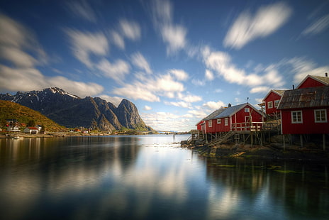 赤と白の家と緑の登山家の真ん中にある湖、ロフォーテン諸島、凍結、瞬間、湖、真ん中、白い家、緑、ヨーロッパ、スカンジナビア、レーヌ、ソニーアルファ99、a99、slt、停止、nd、NDフィルタ、フィヨルド、ノルウェー、自然、水、風景、屋外、家、 HDデスクトップの壁紙 HD wallpaper