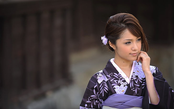 kimona floral morado y blanco para mujer, japonés, ropa japonesa, kimono, mujer japonesa, mihiro, mujer, flores, asiática, modelo, Fondo de pantalla HD