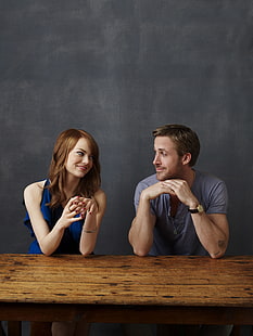 Ryan Gosling und Emma Stone, Emma Stone, Ryan Gosling, Frauen, Tisch, Männer, Schauspieler, lackierte Nägel, lächelnd, Schauspielerin, HD-Hintergrundbild HD wallpaper