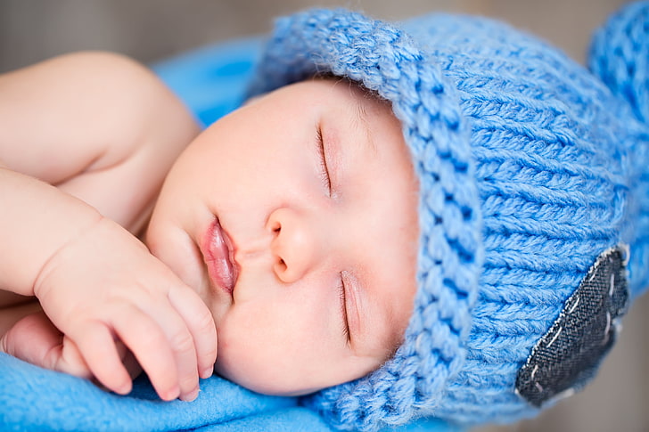 niebieska dzianinowa czapka niemowlęca, dziecko, śpiące, niemowlę, niemowlę, śpi, Tapety HD