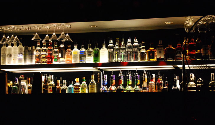różne butelki alkoholi na półce, piwo, wódka, alkohol, Tapety HD