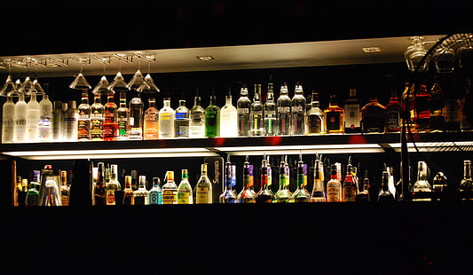 زجاجات خمور متنوعة على الرف ، بيرة ، فودكا ، كحول، خلفية HD HD wallpaper
