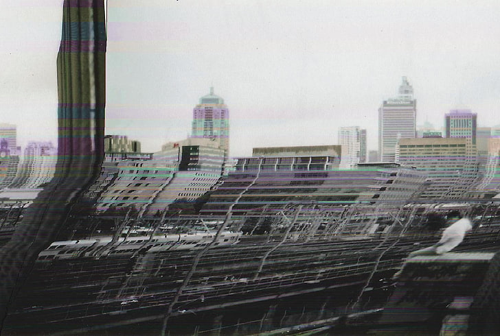 Foto en escala de grises del ferrocarril, arte glitch, Fondo de pantalla HD
