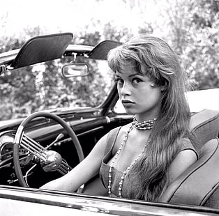 ผู้หญิง, พวงมาลัย, ขาวดำ, สร้อยคอ, 1950s, โมเดล, ภาพถ่ายเก่า, การถ่ายภาพ, Cabrio, ผู้หญิงนอกบ้าน, นักแสดงหญิง, Brigitte Bardot, กำลังมองหาผู้ชม, เหล้าองุ่น, ภายในรถยนต์, สีบลอนด์, รถ, ผมยาว, วอลล์เปเปอร์ HD HD wallpaper