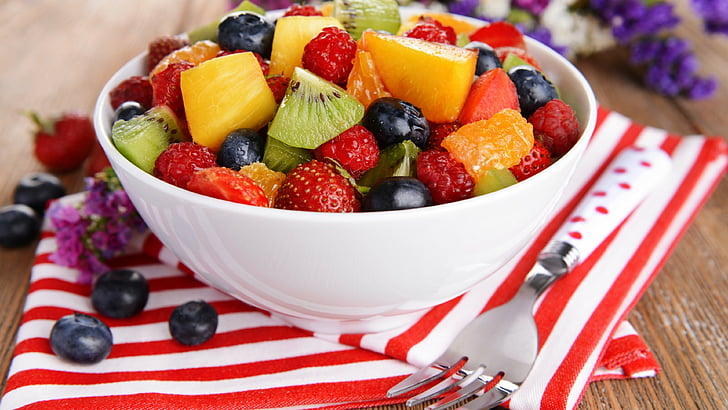 närbild foto av olika skivade frukter i vit keramisk skål, sallad, frukt, hallon, jordgubbar, blåbär, druvor, kiwi, mango, apelsin, HD tapet