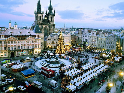 高層の灰色の建物、クリスマスマーケット、旧市街広場、プラハ、チェコ共和国、 HDデスクトップの壁紙 HD wallpaper