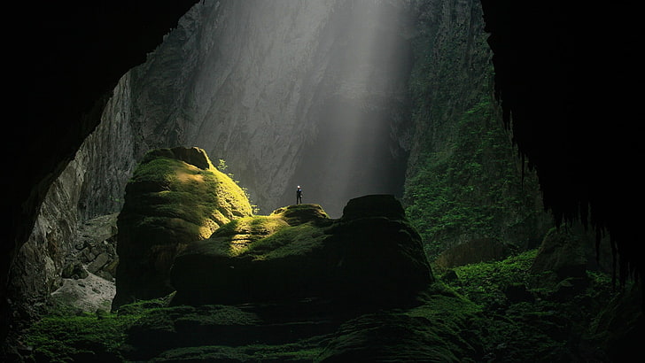 зеленая моховая пещера, природа, деревья, пещера, мужчины, скалы, солнечный свет, HD обои