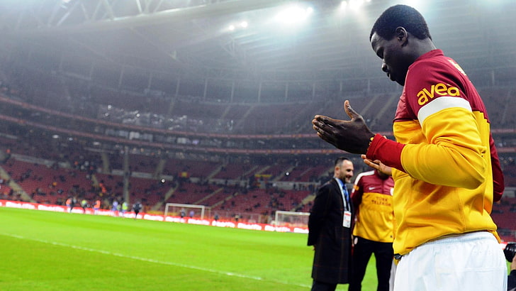 Herren gelbes Poloshirt, Galatasaray S.K., Fußball, betend, HD-Hintergrundbild